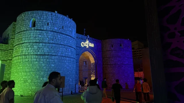 الساحة الخارجية لفعالية بلد بيست في مدينة جدة التاريخية، المملكة العربية السعودية، مهرجان موسيقي وفني من تنظيم مدل بيست يوم 30 من يناير 2026،  تجربة فنية معاصرة وعرض موسيقي غنائي ، الموسيقى والفن في قلب جدة وعلى مقربة من ساحل البحر الأحمر.