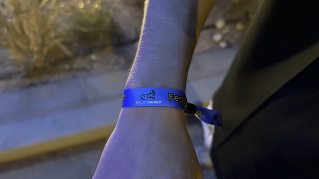 تصوير مقرب ليد بها اسورة فعالية بلد بيست في مدينة جدة التاريخية، المملكة العربية السعودية، مهرجان موسيقي وفني من تنظيم مدل بيست يوم 30 من يناير 2026،  تجربة فنية معاصرة وعرض موسيقي غنائي ، الموسيقى والفن في قلب جدة وعلى مقربة من ساحل البحر الأحمر.