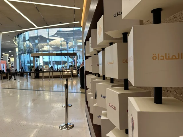 تجربة ثقافية وترفيهية في فعالية شارع أسبانيا في  مركز الملك عبدالعزيز الثقافي العالمي "إثراء" بمدينة الظهران في المنطقة الشرقية، المملكة العربية السعودية، يوم 11 من أكتوبر 2025، عروض موسيقية وفنية حية، أنشطة تفاعلية العائلات والأطفال ،رقصات فلامنكو ،  مطاعم ومقاهي بطابع اسباني، أجواء احتفالية نابضة بالحياة.