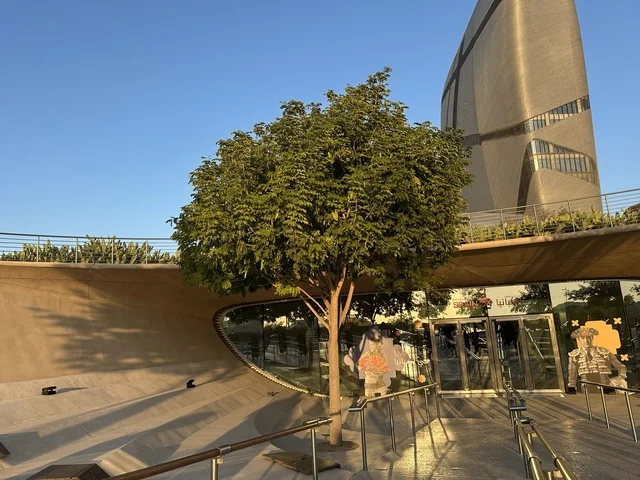 التصميم الخارجي لمركز الملك عبدالعزيز الثقافي العالمي ،  فعالية شارع أسبانيا فى مركز "إثراء" بمدينة الظهران في المنطقة الشرقية، المملكة العربية السعودية، يوم 11 من أكتوبر 2025، تجربة ثقافية وترفيهية ، رقصات فلامنكو وفعاليات تفاعلية، أنشطة مناسبة العائلات والأطفال،  مطاعم ومقاهي بطابع اسباني،أجواء احتفالية نابضة بالحياة.