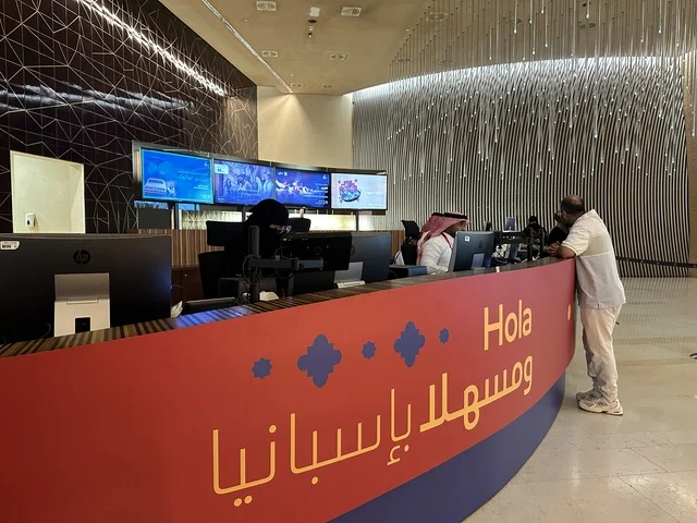 قسم الاستقبال في فعالية شارع أسبانيا في  مركز الملك عبدالعزيز الثقافي العالمي "إثراء" بمدينة الظهران في المنطقة الشرقية، المملكة العربية السعودية، يوم 11 من أكتوبر 2025، عروض موسيقية وفنية حية، أنشطة تفاعلية العائلات والأطفال ،رقصات فلامنكو ،  مطاعم ومقاهي بطابع اسباني، أجواء احتفالية نابضة بالحياة.