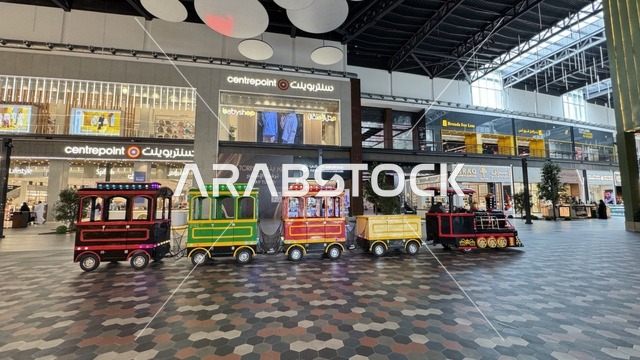 قطار يووك جدة ، وجهة حضرية متكاملة للمشي والترفيه والتسوق، يو ووك فى مدينة جدة، المملكة العربية السعودية، ممشى مفتوح بتصميم عصري، مطاعم ومقاهي عالمية ومحلية، علامات تجارية متنوعة ، فعاليات موسمية وأنشطة ترفيهية، جلسات خارجية ومساحات اجتماعية، أجواء عائلية وشبابية نابضة بالحياة.