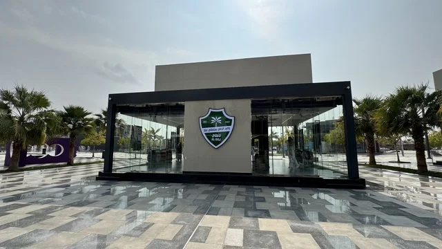 النادي الاهلي السعودي بمجمع يو ووك فى مدينة جدة، المملكة العربية السعودية، ممشى مفتوح بتصميم عصري، مطاعم ومقاهي عالمية ومحلية، وجهة حضرية متكاملة للمشي والترفيه والتسوق، علامات تجارية متنوعة ، التصميم الخارجي لمبنى مول سينومي ،  فعاليات موسمية وأنشطة ترفيهية، جلسات خارجية ومساحات اجتماعية، أجواء عائلية وشبابية نابضة بالحياة.