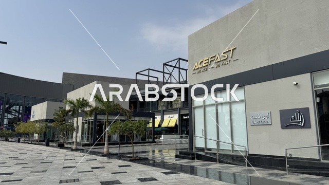 مركز تجاري محلي بمنطقة اليو ووك فى مدينة جدة، المملكة العربية السعودية، يوم 15 من فبراير 2024 ،  مطاعم ومقاهي عالمية ومحلية، وجهة حضرية متكاملة للمشي والترفيه والتسوق، علامات تجارية متنوعة ، فعاليات موسمية وأنشطة ترفيهية،أجواء عائلية وشبابية نابضة بالحياة.