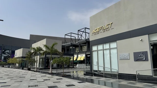 مركز تجاري محلي بمنطقة اليو ووك فى مدينة جدة، المملكة العربية السعودية، يوم 15 من فبراير 2024 ،  مطاعم ومقاهي عالمية ومحلية، وجهة حضرية متكاملة للمشي والترفيه والتسوق، علامات تجارية متنوعة ، فعاليات موسمية وأنشطة ترفيهية،أجواء عائلية وشبابية نابضة بالحياة.