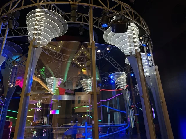 التصميم الداخلي لمعرض الطاقة فى مركز الملك عبدالعزيز الثقافي العالمي ( إثراء ) بالظهران ، المنطقة الشرقية، المملكة العربية السعودية، يوم 19 من يناير 2026 ، فعالية تفاعلية تسلط الضوء على مصادر الطاقة والتقنيات الحديثة، معروضات تعليمية وتجارب علمية مبتكرة، محتوى تعريفي يربط بين الاستدامة والابتكار، أجواء ثقافية ملهمة تناسب جميع الفئات.