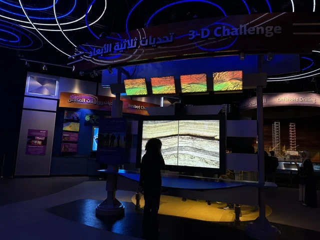 تحديات ثلاثية الابعاد في معرض الطاقة فى مركز الملك عبدالعزيز الثقافي العالمي ( إثراء ) بالظهران ، المنطقة الشرقية، المملكة العربية السعودية، يوم 19 من يناير 2026 ، فعالية تفاعلية تسلط الضوء على مصادر الطاقة والتقنيات الحديثة، معروضات تعليمية وتجارب علمية مبتكرة، محتوى تعريفي يربط بين الاستدامة والابتكار، أجواء ثقافية ملهمة تناسب جميع الفئات.