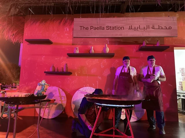 مطعم بطابع اسباني في فعالية شارع أسبانيا في  مركز الملك عبدالعزيز الثقافي العالمي "إثراء" بمدينة الظهران في المنطقة الشرقية، المملكة العربية السعودية، يوم 11 من أكتوبر 2025، تجربة ثقافية وترفيهية ، عروض موسيقية وفنية حية، رقصات فلامنكو وفعاليات تفاعلية، أنشطة مناسبة العائلات والأطفال، أجواء احتفالية نابضة بالحياة.