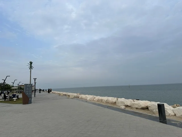 مساحات للمشي والاسترخاء، جلسات ومقاعد خارجية ، ممشى همس فى المنطقة الشرقية، المملكة العربية السعودية ، تجربة تنزه عصرية، وجهة ترفيهية مفتوحة، مطاعم ومقاهي متنوعة، أجواء عائلية هادئة