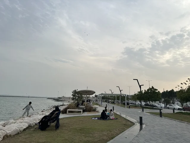 Walking and relaxation areas, outdoor seating and benches, Hams Walk in the Eastern Province, Saudi Arabia, a modern strolling experience, an open entertainment destination, diverse restaurants and cafes, a calm family atmosphere.