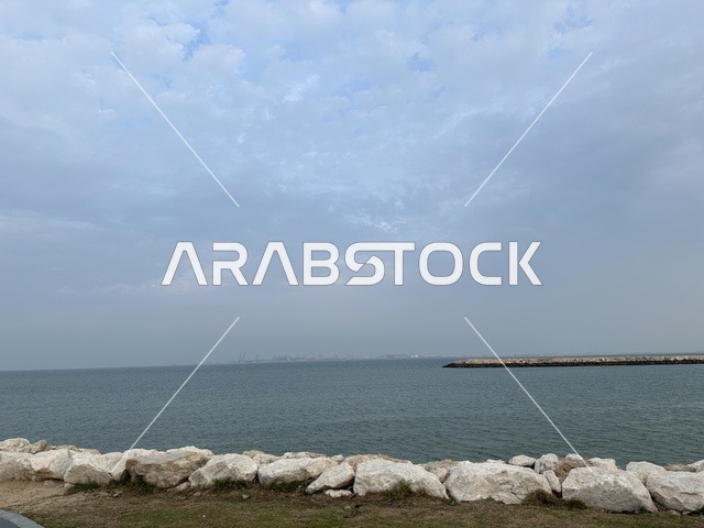 Walking and relaxation areas, outdoor seating and benches, Hams Walk in the Eastern Province, Saudi Arabia, a modern strolling experience, an open entertainment destination, diverse restaurants and cafes, a calm family atmosphere.