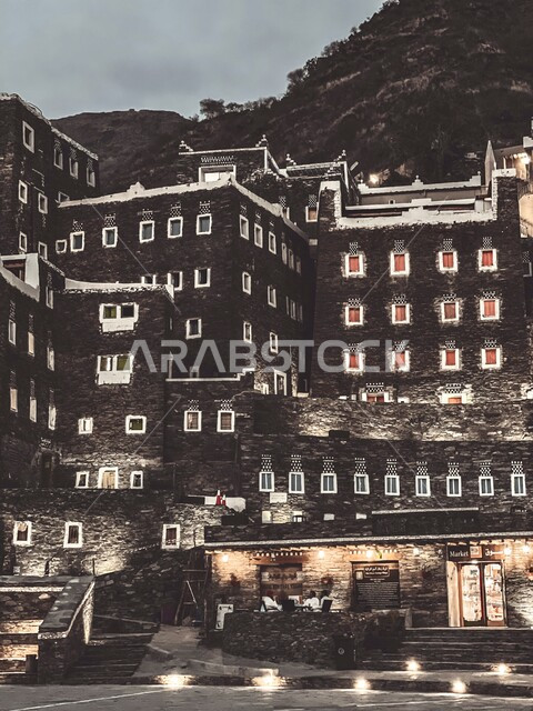 صورة جمالية لمباني أثرية قديمة في قرية رجال ألمع التراثية في منطقة عسير في فصل الشتاء ، محافظة رجال ألمع التاريخية الأثرية ، جمال المعالم السياحية الأثرية بالمملكة العربية السعودية ، أماكن سياحية في السعودية