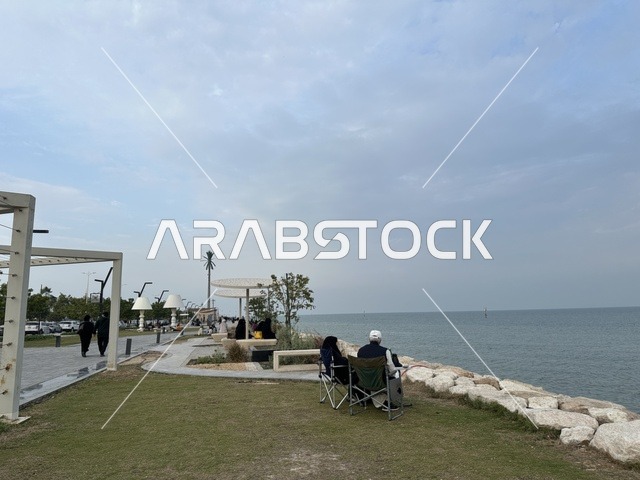 Walking and relaxation areas, outdoor seating and benches, Hams Walk in the Eastern Province, Saudi Arabia, a modern strolling experience, an open entertainment destination, diverse restaurants and cafes, a calm family atmosphere.