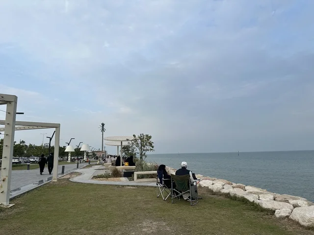 Walking and relaxation areas, outdoor seating and benches, Hams Walk in the Eastern Province, Saudi Arabia, a modern strolling experience, an open entertainment destination, diverse restaurants and cafes, a calm family atmosphere.