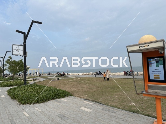 كبائن المكتبة الصوتية "مسموع"  فى ممشى همس فى المنطقة الشرقية، المملكة العربية السعودية ،أجواء عائلية هادئة ، مساحات للمشي والاسترخاء،  وجهة ترفيهية مفتوحة،  تجربة تنزه عصرية، جلسات ومقاعد خارجية