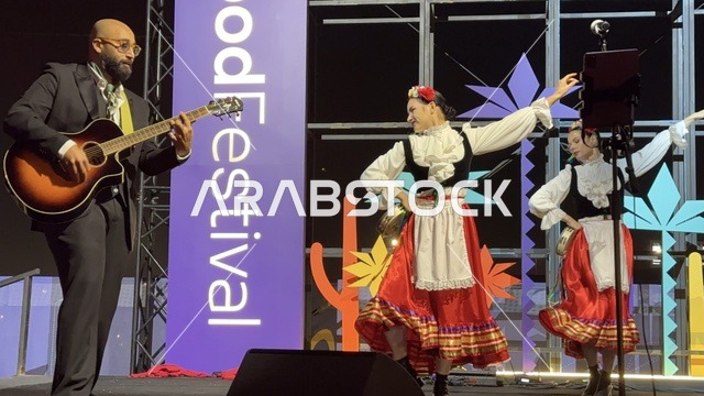 عرض غنائي ورقصة شعبية مكسيكية فى مهرجان للطعام فى حدائق إثراء الخارجية بالظهران، الشرقية ، المملكة العربية السعودية، يوم 28 من ديسمبر 2025 ، جلسات خارجية ممتعه، تجربة طعام عالمية ، مطاعم دولية ومحلية ، أجواء عائلية وترفيهية