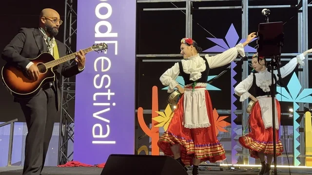 عرض غنائي ورقصة شعبية مكسيكية فى مهرجان للطعام فى حدائق إثراء الخارجية بالظهران، الشرقية ، المملكة العربية السعودية، يوم 28 من ديسمبر 2025 ، جلسات خارجية ممتعه، تجربة طعام عالمية ، مطاعم دولية ومحلية ، أجواء عائلية وترفيهية