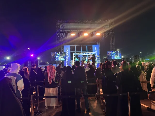 عرض موسيقي غنائي  فى مهرجان للطعام فى حدائق إثراء الخارجية بالظهران، الشرقية ، المملكة العربية السعودية، يوم 28 من ديسمبر 2025 ،  تجربة تذوق عالمية ، جلسات خارجية ممتعه، مطاعم دولية ومحلية ، أجواء عائلية وترفيهية