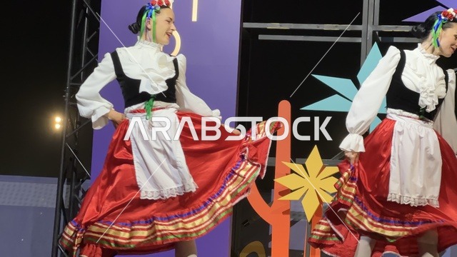 عرض غنائي ورقصة شعبية مكسيكية فى مهرجان للطعام فى حدائق إثراء الخارجية بالظهران، الشرقية ، المملكة العربية السعودية، يوم 28 من ديسمبر 2025 ، جلسات خارجية ممتعه، تجربة طعام عالمية ، مطاعم دولية ومحلية ، أجواء عائلية وترفيهية