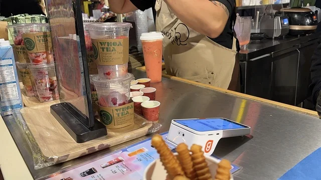 تجربة تذوق عالمية  فى مهرجان للطعام فى حدائق إثراء الخارجية بالظهران، الشرقية ، المملكة العربية السعودية، يوم 28 من ديسمبر 2025 ، جلسات خارجية ممتعه، مطاعم دولية ومحلية ، أجواء عائلية وترفيهية