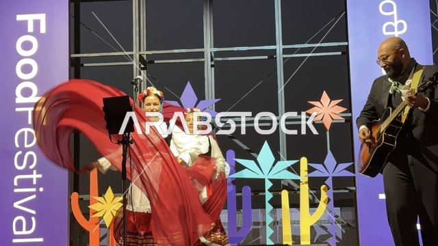 عزف على الجيتار ورقصة فلكلورية مكسيكية فى  مهرجان للطعام فى حدائق إثراء الخارجية بالظهران، الشرقية ، المملكة العربية السعودية، يوم 28 من ديسمبر 2025 ،  تجربة تذوق عالمية ، أجواء عائلية وترفيهية، جلسات خارجية ممتعه، مطاعم دولية ومحلية