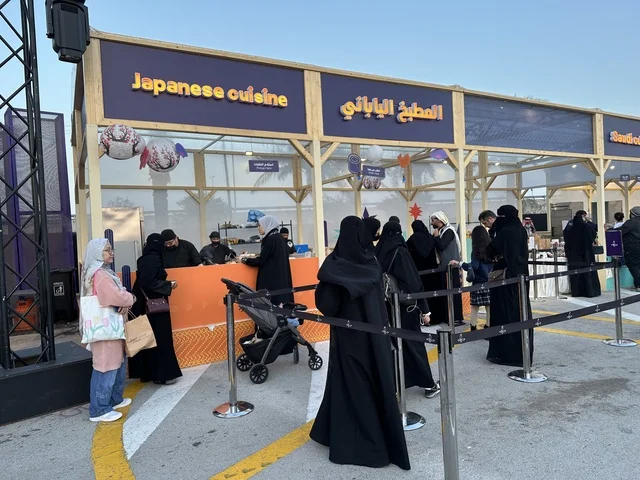 تجربة تذوق عالمية فى المطاعم الدولية والمحلية  بمهرجان للطعام فى حدائق إثراء الخارجية بالظهران، الشرقية ، المملكة العربية السعودية، يوم 28 من ديسمبر 2025  ، أجواء عائلية وترفيهية، جلسات خارجية ممتعه