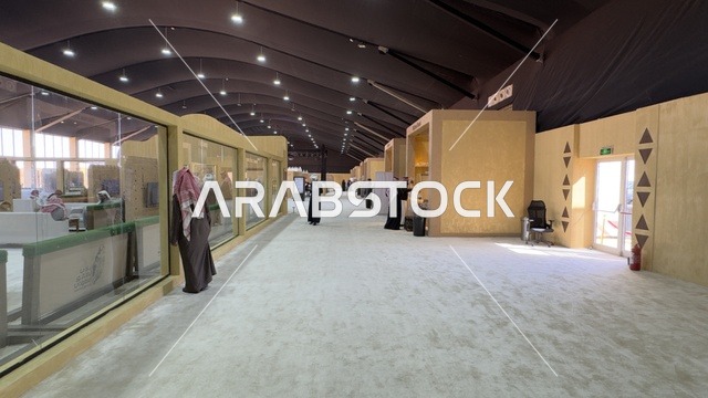 متاجر المنتجات الغذائية فى مهرجان الملك عبدالعزيز للصقور – الرياض، المملكة العربية السعودية يوم 4 من يناير 2026 ، فعالية تراثية وطنية تعكس ثقافة الصقارة السعودية، عروض ومنافسات للصقور، مشاركة واسعة من الصقارين، أجواء تراثية تجمع الأصالة والهوية، أحد أبرز المهرجانات الثقافية في المملكة
