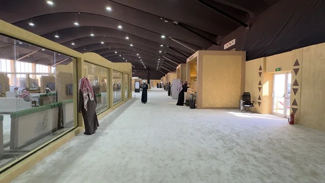 متاجر المنتجات الغذائية فى مهرجان الملك عبدالعزيز للصقور – الرياض، المملكة العربية السعودية يوم 4 من يناير 2026 ، فعالية تراثية وطنية تعكس ثقافة الصقارة السعودية، عروض ومنافسات للصقور، مشاركة واسعة من الصقارين، أجواء تراثية تجمع الأصالة والهوية، أحد أبرز المهرجانات الثقافية في المملكة