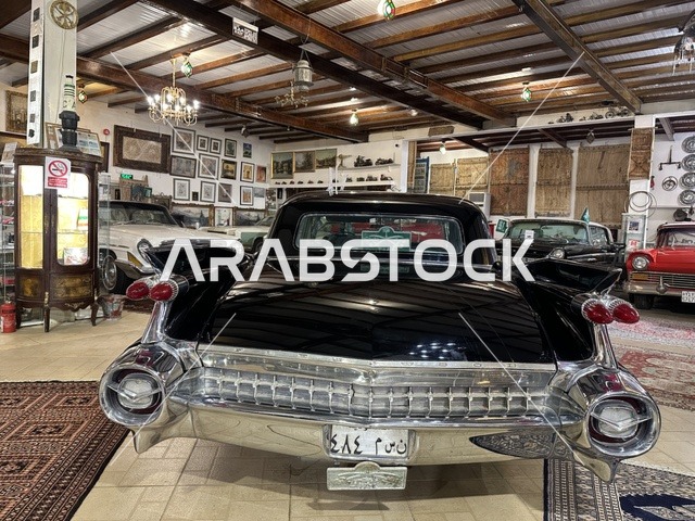 قسم  السيارات الكلاسيكية  بمتحف الفلوة والجوهرة في حي النزهة بمدينة الدمام، المنطقة الشرقية، المملكة العربية السعودية، يوم 21 من فبراير 2018 ، وجهة تعليمية وسياحية مميزة ، توثيق للحرف اليدوية والهوية السعودية، قاعات لعرض التراث السعودي، الفن الإسلامي، مقتنيات نادرة، معلم تراثي وثقافي يعرض تاريخ الأزياء والحلي التقليدية.