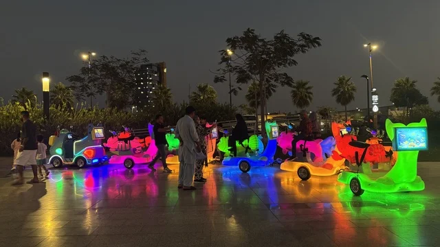 العاب ترفيهية للاطفال فى واجهة أبحر على كورنيش جدة الشمالي بمدينة جدة، المملكة العربية السعودية، وجهة سياحية وترفيهية بحرية، ممشى ساحلي بإطلالات مفتوحة على البحر الأحمر، مطاعم ومقاهي مطلة على الواجهة البحرية،  أجواء عائلية هادئة ومميزة