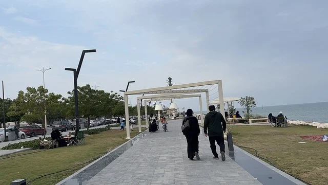 مساحات للمشي والاسترخاء، جلسات ومقاعد خارجية ، ممشى همس فى المنطقة الشرقية، المملكة العربية السعودية ، تجربة تنزه عصرية، وجهة ترفيهية مفتوحة، مطاعم ومقاهي متنوعة، أجواء عائلية هادئة