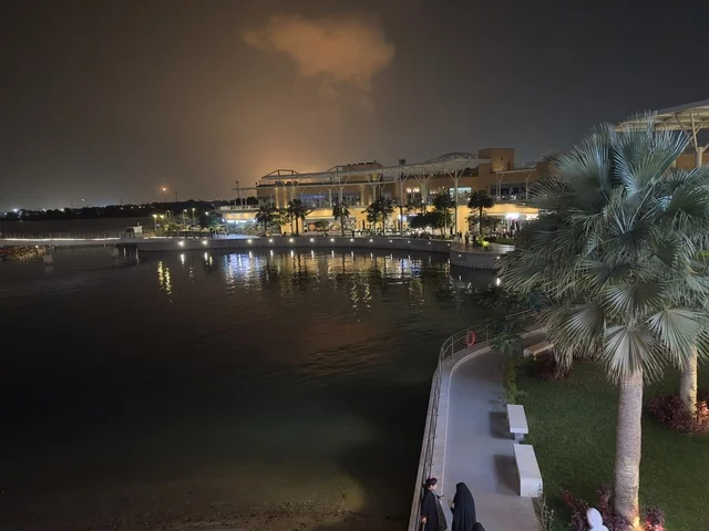 الواجهة البحرية  لمجمع ذا موف بمدينة الجبيل الصناعية  في المنطقة الشرقية،  كورنيش الجبيل ، معلم ترفيهي وتجاري متكامل،  أجواء نابضة بالحياة لعام ٢٠٢٥