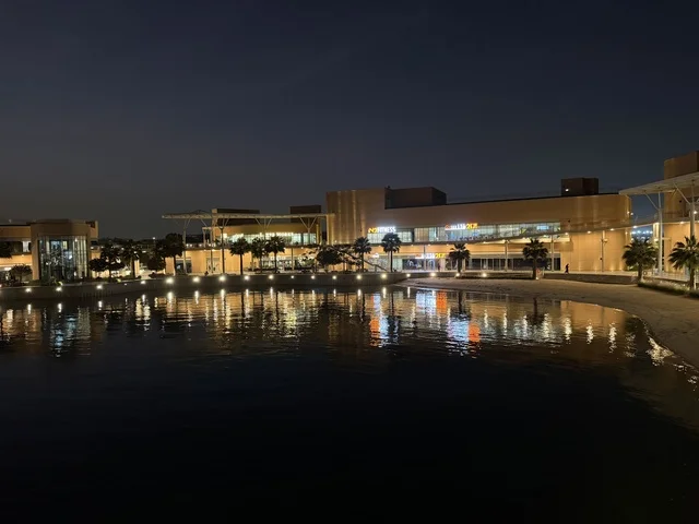 الواجهة البحرية  لمجمع ذا موف بمدينة الجبيل الصناعية  في المنطقة الشرقية،  كورنيش الجبيل ، معلم ترفيهي وتجاري متكامل،  أجواء نابضة بالحياة لعام ٢٠٢٥