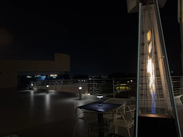 مدفأة فناء خارجية فى مقهي بمجمع ذا موف بمدينة الجبيل الصناعية  في المنطقة الشرقية،  مقاهي ومطاعم للعائلات والشباب ، معلم ترفيهي وتجاري متكامل، ملتقى الترفيه والتسوق، أجواء نابضة بالحياة لعام ٢٠٢٥