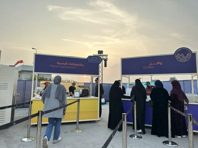 أجواء عائلية وترفيهية،  مطاعم مشهورة وعروض طهي حية، تجربة ترفيهية وتعليمية، نكهات عالمية متنوعة، جلسات خارجية ممتعه، مهرجان إثراء للطعام فى الشرقية ، الظهران، المملكة العربية السعودية، يوم 28 من ديسمبر 2025