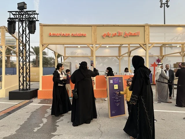 مطاعم دولية ومحلية فى مهرجان للطعام فى حدائق إثراء الخارجية بالظهران، الشرقية ، المملكة العربية السعودية، يوم 28 من ديسمبر 2025 ،أجواء عائلية وترفيهية، تجربة ترفيهية وتعليمية،  نكهات عالمية متنوعة، جلسات خارجية ممتعه