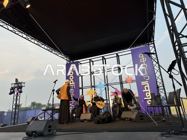 جلسات خارجية ممتعه، عرض موسيقي غنائي فى مهرجان للطعام فى حدائق إثراء الخارجية بالظهران، الشرقية ، المملكة العربية السعودية، يوم 28 من ديسمبر 2025 ،أجواء عائلية وترفيهية، تجربة ترفيهية وتعليمية، مطاعم دولية ومحلية