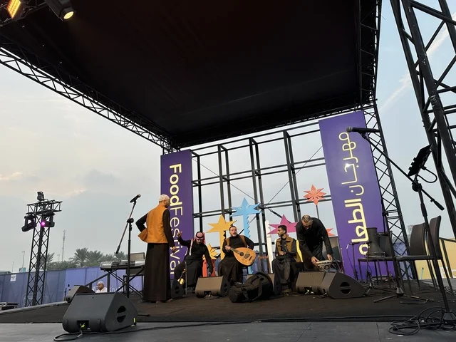 جلسات خارجية ممتعه، عرض موسيقي غنائي فى مهرجان للطعام فى حدائق إثراء الخارجية بالظهران، الشرقية ، المملكة العربية السعودية، يوم 28 من ديسمبر 2025 ،أجواء عائلية وترفيهية، تجربة ترفيهية وتعليمية، مطاعم دولية ومحلية