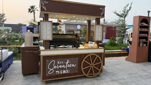 عربة الطعام المتنقلة في فعالية " أنا وأنت يا رمضان " في مدينة جدة، المملكة العربية السعودية، يوم  1 من فبراير 2026، تجربة رمضانية اجتماعية وثقافية، عروض رمضانية، جلسات عائلية وأجواء روحانية، فعاليات ترفيهية مستوحاة من روح الشهر الفضيل، معرض تجاري ، أجواء دافئة تعزز قيم المشاركة والاحتفاء برمضان.