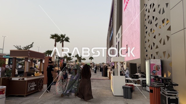 عربة الطعام المتنقلة في فعالية " أنا وأنت يا رمضان " في مدينة جدة، المملكة العربية السعودية، يوم  1 من فبراير 2026، تجربة رمضانية اجتماعية وثقافية، عروض رمضانية، جلسات عائلية وأجواء روحانية، فعاليات ترفيهية مستوحاة من روح الشهر الفضيل، معرض تجاري ، أجواء دافئة تعزز قيم المشاركة والاحتفاء برمضان.