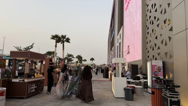 عربة الطعام المتنقلة في فعالية " أنا وأنت يا رمضان " في مدينة جدة، المملكة العربية السعودية، يوم  1 من فبراير 2026، تجربة رمضانية اجتماعية وثقافية، عروض رمضانية، جلسات عائلية وأجواء روحانية، فعاليات ترفيهية مستوحاة من روح الشهر الفضيل، معرض تجاري ، أجواء دافئة تعزز قيم المشاركة والاحتفاء برمضان.