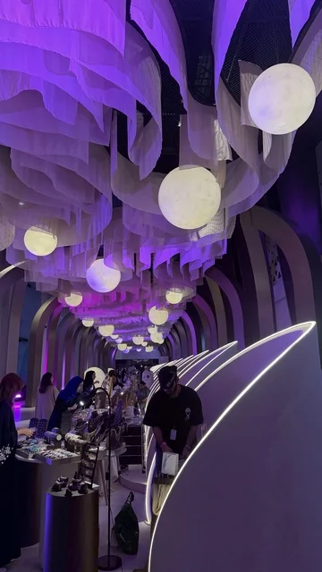 ديكور واضواء فعالية " أنا وأنت يا رمضان " في مدينة جدة، المملكة العربية السعودية، يوم  1 من فبراير 2026، تجربة رمضانية اجتماعية وثقافية، عروض رمضانية، جلسات عائلية وأجواء روحانية، فعاليات ترفيهية مستوحاة من روح الشهر الفضيل، معرض تجاري ، أجواء دافئة تعزز قيم المشاركة والاحتفاء برمضان.