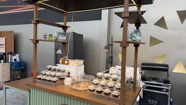 مقهي ومطعم في فعالية " أنا وأنت يا رمضان " في مدينة جدة، المملكة العربية السعودية، يوم  1 من فبراير 2026، تجربة رمضانية اجتماعية وثقافية، عروض رمضانية، جلسات عائلية وأجواء روحانية، فعاليات ترفيهية مستوحاة من روح الشهر الفضيل ، أجواء دافئة تعزز قيم المشاركة والاحتفاء برمضان.