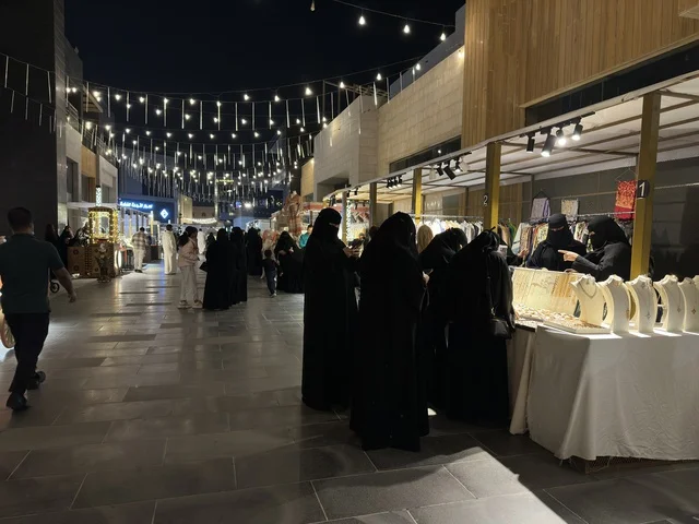 زينة الانوار والاجواء الرمضانية في فعالية " أنا وأنت يا رمضان " في مدينة جدة، المملكة العربية السعودية، يوم  1 من فبراير 2026، تجربة رمضانية اجتماعية وثقافية، عروض رمضانية، جلسات عائلية وأجواء روحانية، فعاليات ترفيهية مستوحاة من روح الشهر الفضيل ، أجواء دافئة تعزز قيم المشاركة والاحتفاء برمضان.