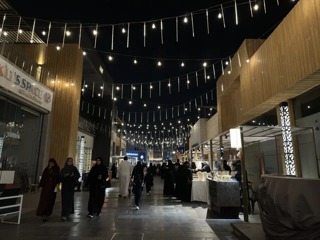 زينة الانوار والاجواء الرمضانية في فعالية " أنا وأنت يا رمضان " في مدينة جدة، المملكة العربية السعودية، يوم  1 من فبراير 2026، تجربة رمضانية اجتماعية وثقافية، عروض رمضانية، جلسات عائلية وأجواء روحانية، فعاليات ترفيهية مستوحاة من روح الشهر الفضيل ، أجواء دافئة تعزز قيم المشاركة والاحتفاء برمضان.