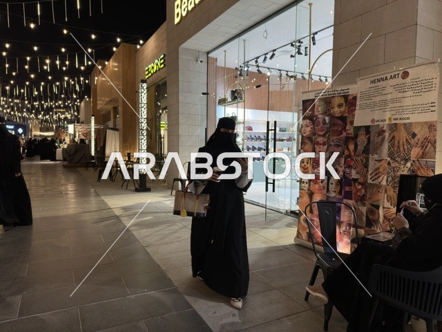 زينة الانوار والاجواء الرمضانية في فعالية " أنا وأنت يا رمضان " في مدينة جدة، المملكة العربية السعودية، يوم  1 من فبراير 2026، تجربة رمضانية اجتماعية وثقافية، عروض رمضانية، جلسات عائلية وأجواء روحانية، فعاليات ترفيهية مستوحاة من روح الشهر الفضيل ، أجواء دافئة تعزز قيم المشاركة والاحتفاء برمضان.
