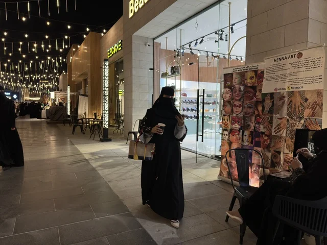 زينة الانوار والاجواء الرمضانية في فعالية " أنا وأنت يا رمضان " في مدينة جدة، المملكة العربية السعودية، يوم  1 من فبراير 2026، تجربة رمضانية اجتماعية وثقافية، عروض رمضانية، جلسات عائلية وأجواء روحانية، فعاليات ترفيهية مستوحاة من روح الشهر الفضيل ، أجواء دافئة تعزز قيم المشاركة والاحتفاء برمضان.