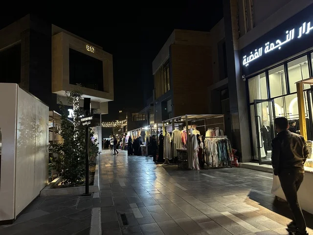 زينة الانوار والاجواء الرمضانية في فعالية " أنا وأنت يا رمضان " في مدينة جدة، المملكة العربية السعودية، يوم  1 من فبراير 2026، تجربة رمضانية اجتماعية وثقافية، عروض رمضانية، جلسات عائلية وأجواء روحانية، فعاليات ترفيهية مستوحاة من روح الشهر الفضيل ، أجواء دافئة تعزز قيم المشاركة والاحتفاء برمضان.