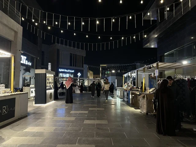 زينة الانوار والاجواء الرمضانية في فعالية " أنا وأنت يا رمضان " في مدينة جدة، المملكة العربية السعودية، يوم  1 من فبراير 2026، تجربة رمضانية اجتماعية وثقافية، عروض رمضانية، جلسات عائلية وأجواء روحانية، فعاليات ترفيهية مستوحاة من روح الشهر الفضيل ، أجواء دافئة تعزز قيم المشاركة والاحتفاء برمضان.