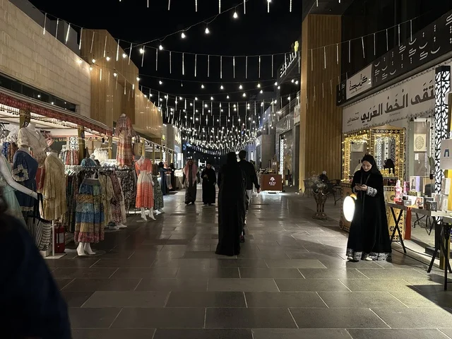 زينة الانوار والاجواء الرمضانية في فعالية " أنا وأنت يا رمضان " في مدينة جدة، المملكة العربية السعودية، يوم  1 من فبراير 2026، تجربة رمضانية اجتماعية وثقافية، عروض رمضانية، جلسات عائلية وأجواء روحانية، فعاليات ترفيهية مستوحاة من روح الشهر الفضيل ، أجواء دافئة تعزز قيم المشاركة والاحتفاء برمضان.